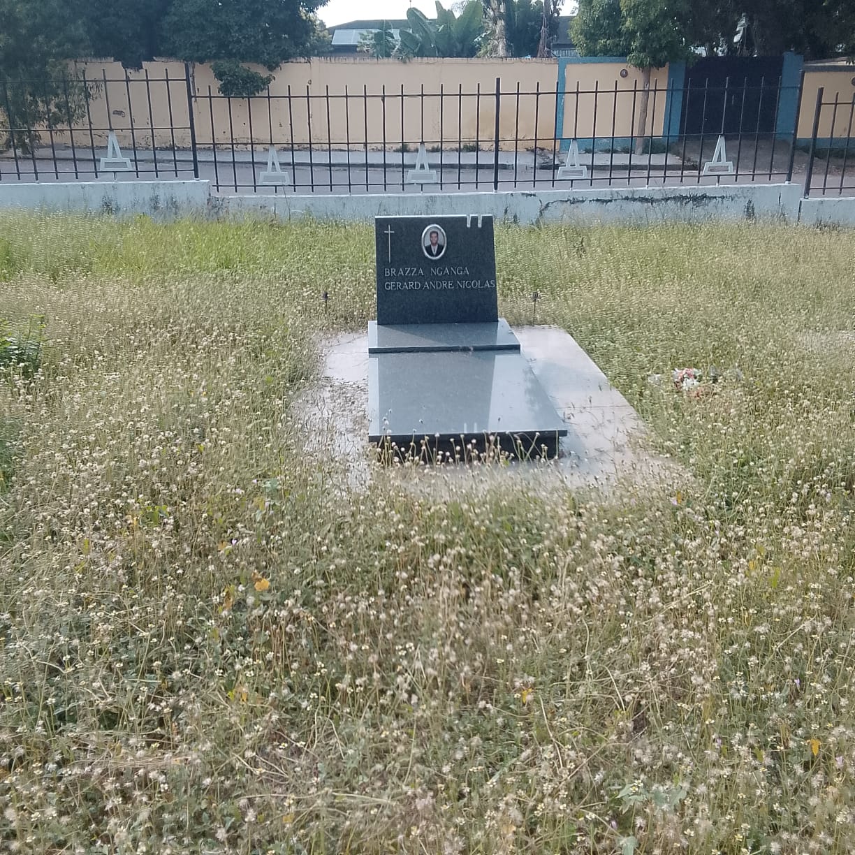 Photo 6 — état avant, cimetière des victimes du vol U.T.A. (1989)