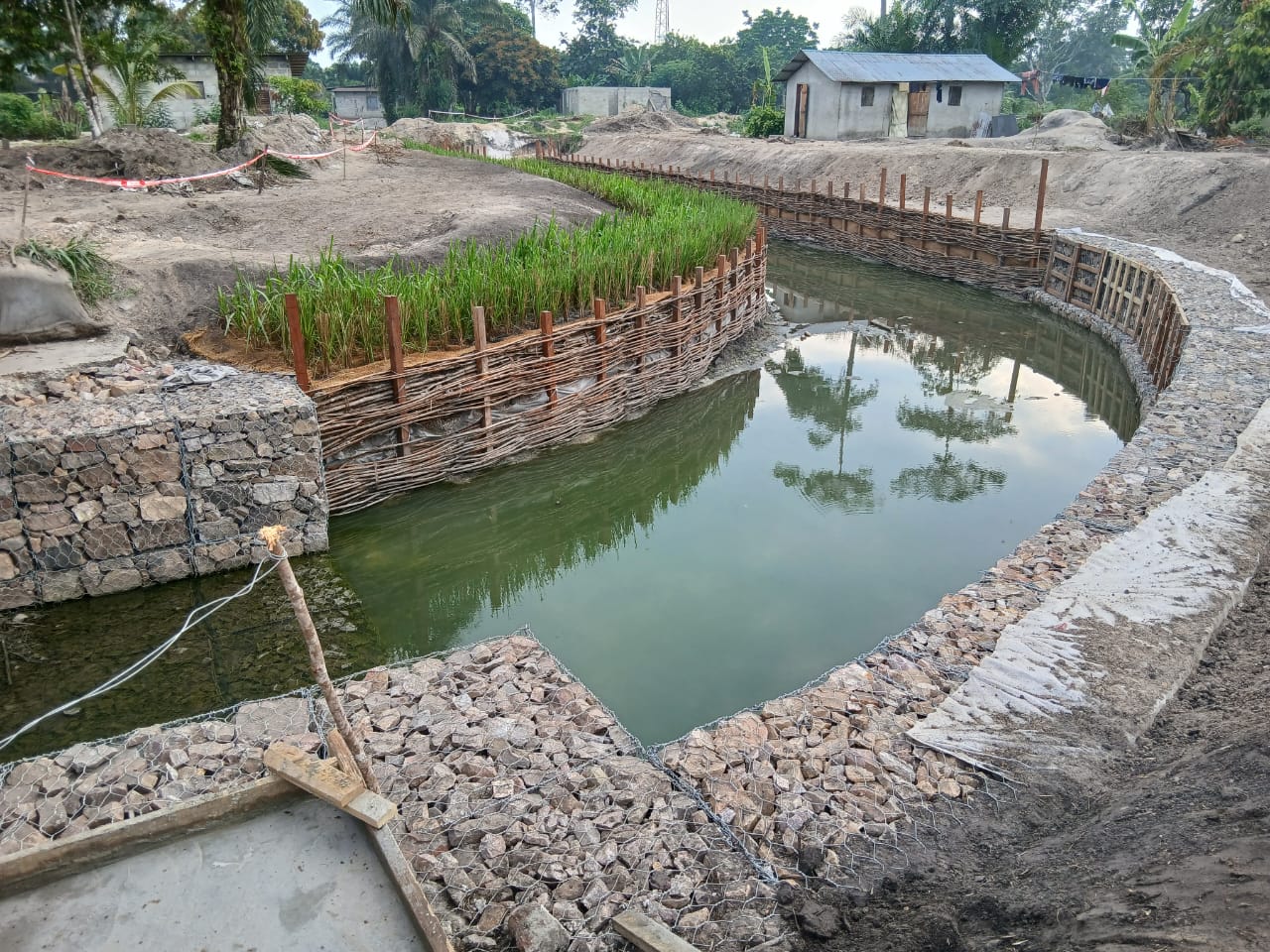 Aménagement du lit et des berges de la rivière Ipombo