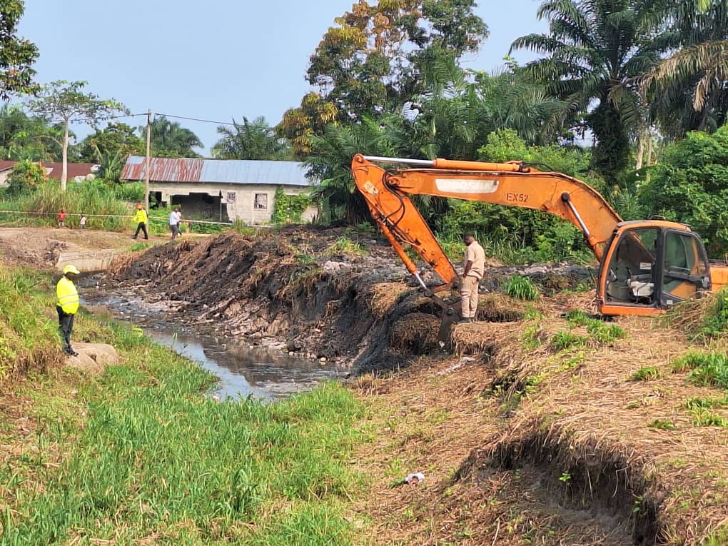 Travaux de terrassement et mise en forme des berges à Owando