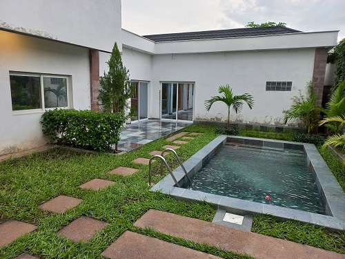Jardin aménagé et piscine réalisés pour une résidence à Brazzaville