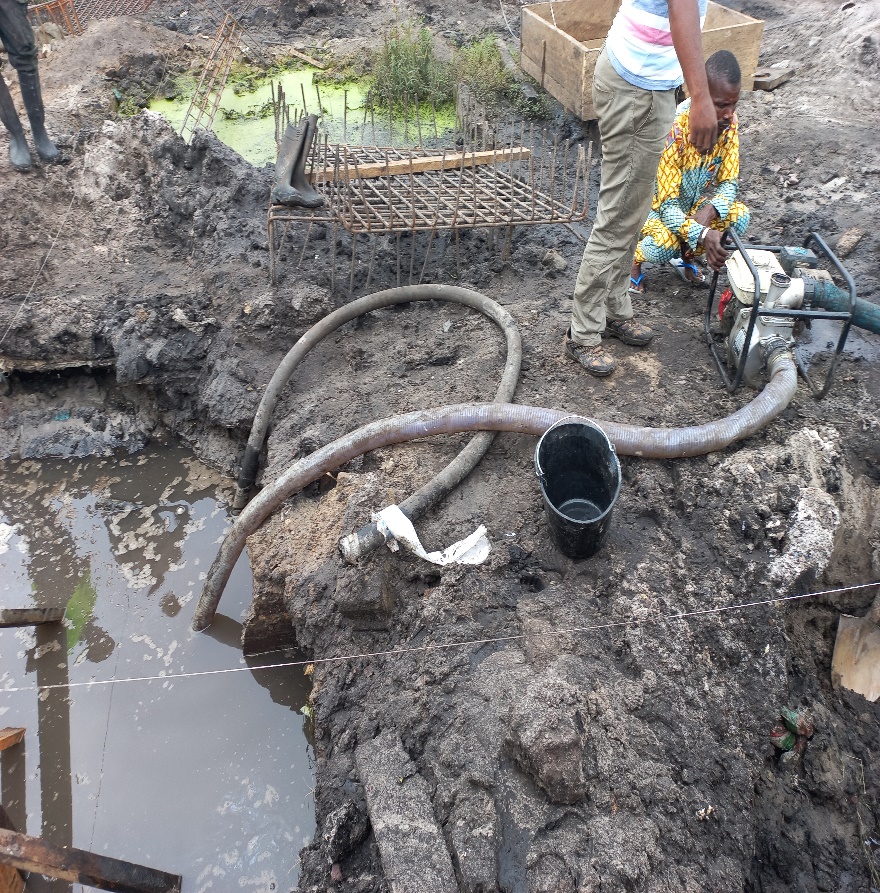Travaux de fondation dans une zone marécageuse